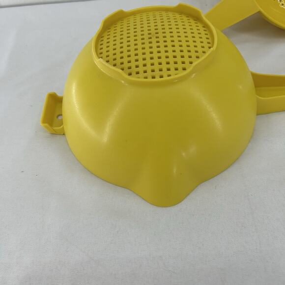 Vintage Tupperware Set of 2 Yellow Strainers Colanders 1523 2 Qt 1200 1 Qt Spout - Picture 6 of 13